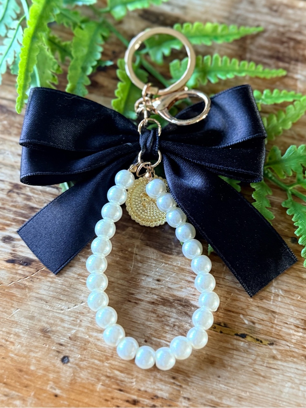 Elegant Black Bow & Pearl Charm Keychain - Picture 2 of 2